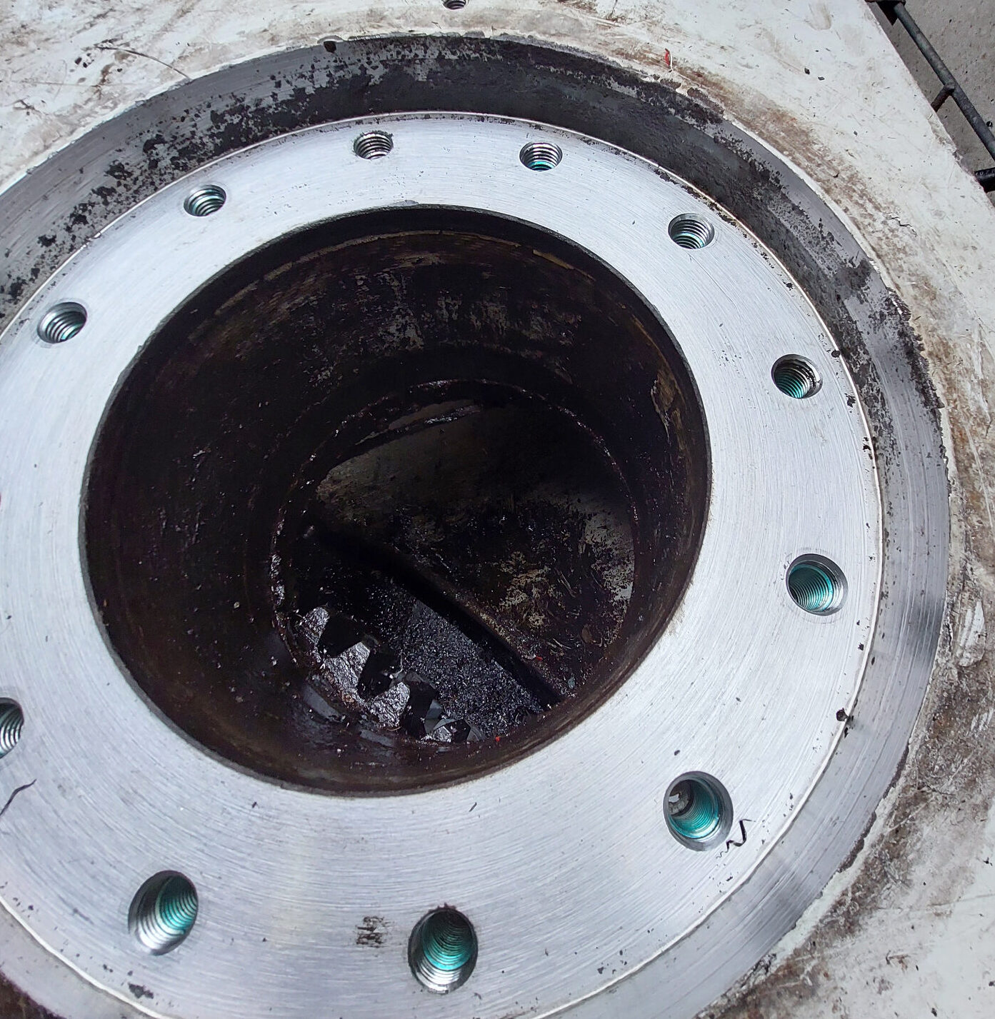 Machining and repair of yaw gear mounting interfaces help maintain correct alignment and load transfer.
